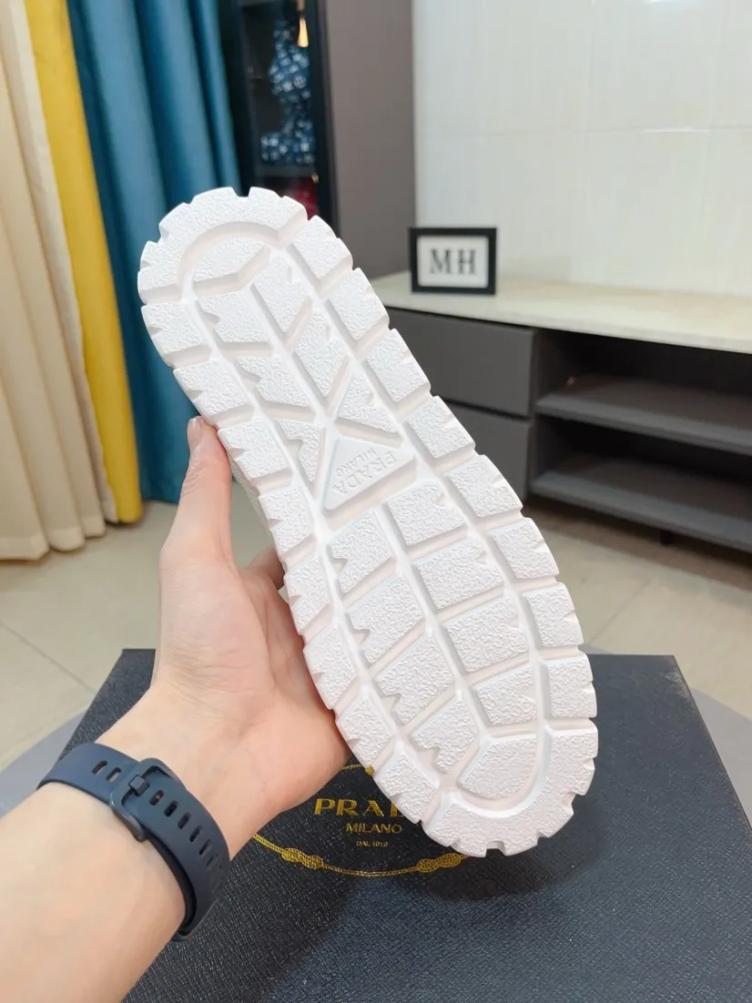 Men's shoes 💰440🌹🌹Prada 〈prada〉 luxury and fashionable high-end products ✊🔥The perfect last shape and top-notch handcrafting make this shoe immediately create a strong aristocratic atmosphere. Imported first-layer cowhide with brogue carving crafts💋Genuine leather lining🎶Rubber combination outsole specially imported from France for leather shoes😍Color: Mysterious Black☕️Size 38～44